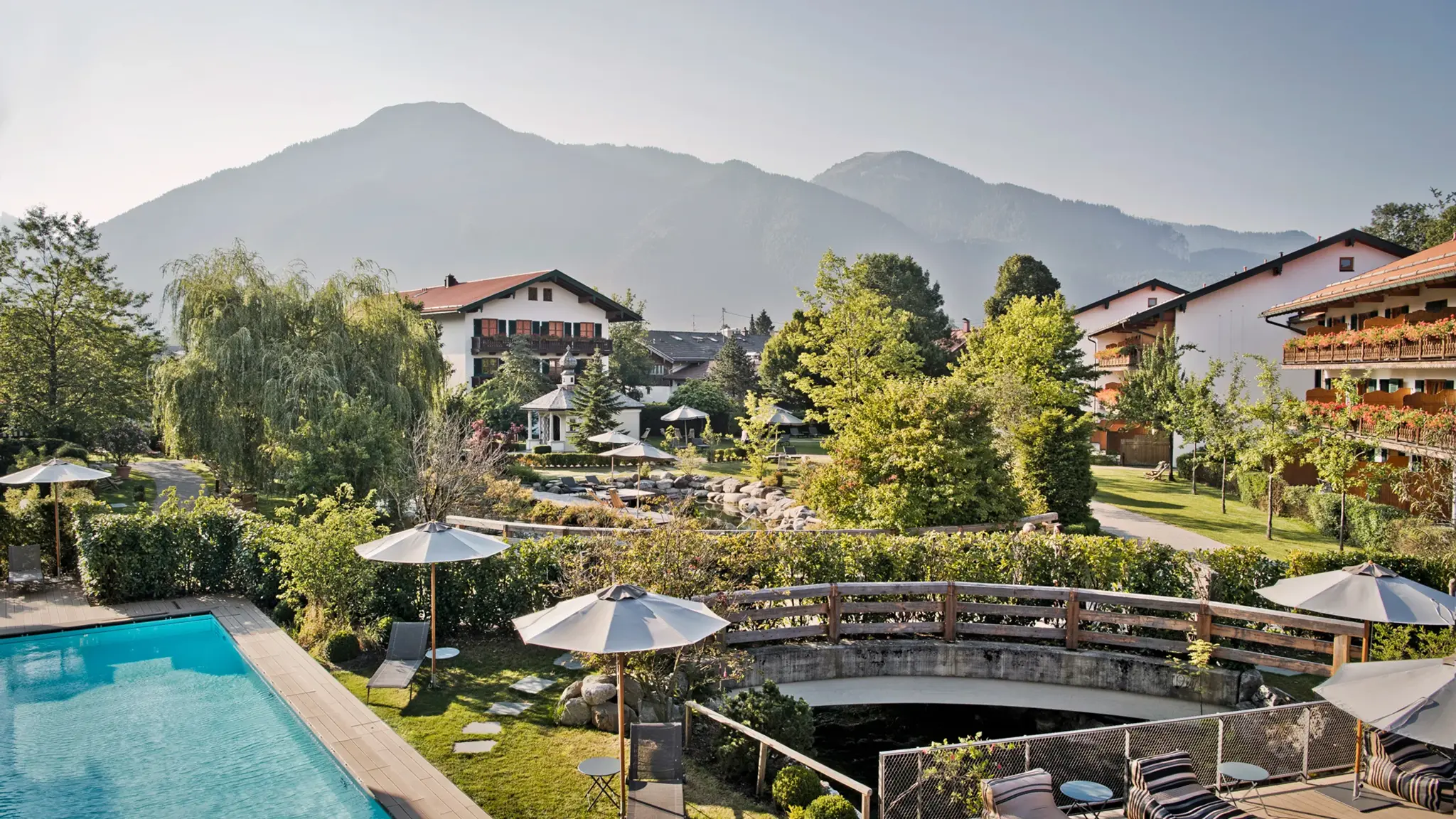 Hotel Baichmair Außenansicht mit Park und Pool