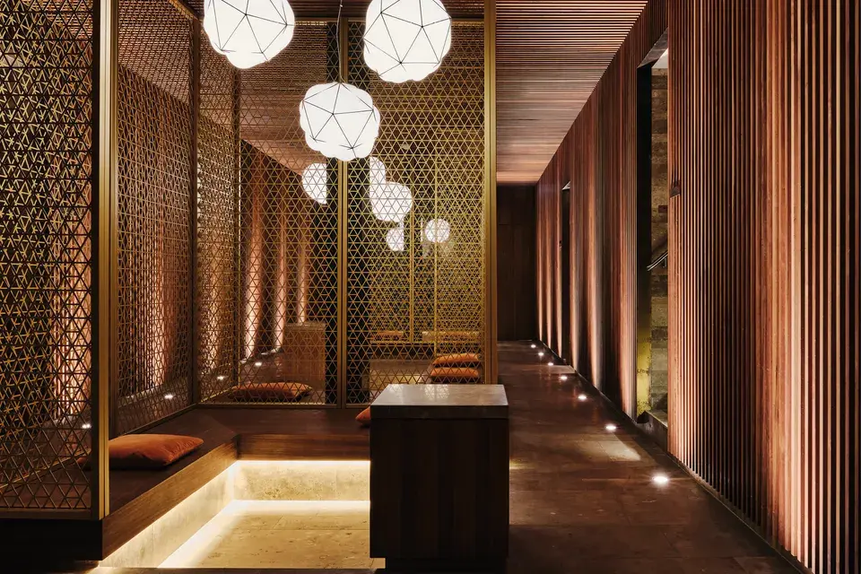 Mizu Onsen Spa mit stimmungsvollem Blick auf Kronleuchter und Ruhebecken