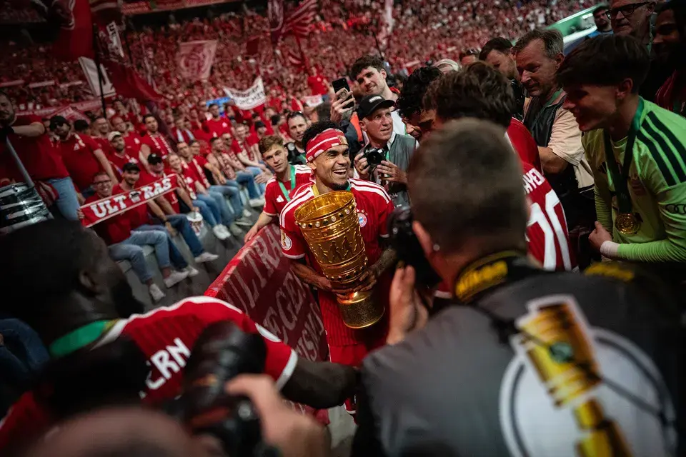 Luis Díaz mit dem DFB-Pokal inmitten von Fans nach dem Pokalfinale