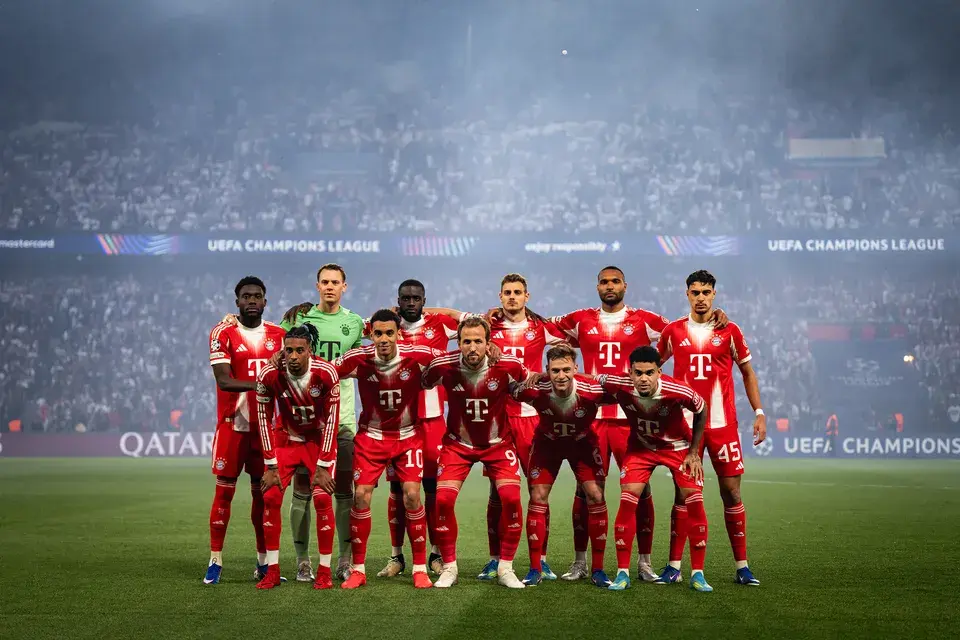 Team photo of FC Bayern at Stade de France