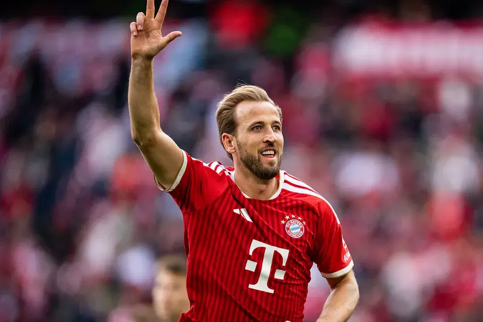 Harry Kane läuft über das Spielfeld mit nach oben gestrecktem Arm
