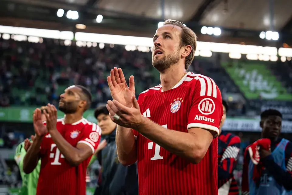 Harry Kane applauding the fans after the match against VfL Wolfsburg