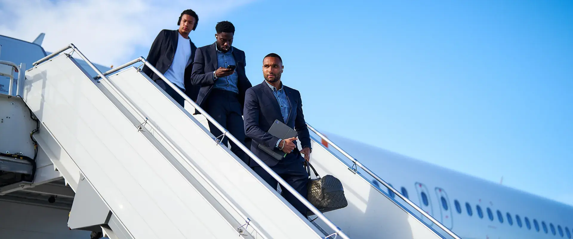 Gruppe um Jonathan Tah steigt aus Flugzeug aus