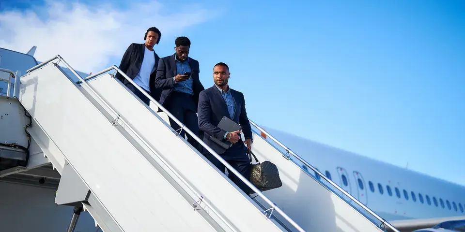Gruppe um Jonathan Tah steigt aus Flugzeug aus
