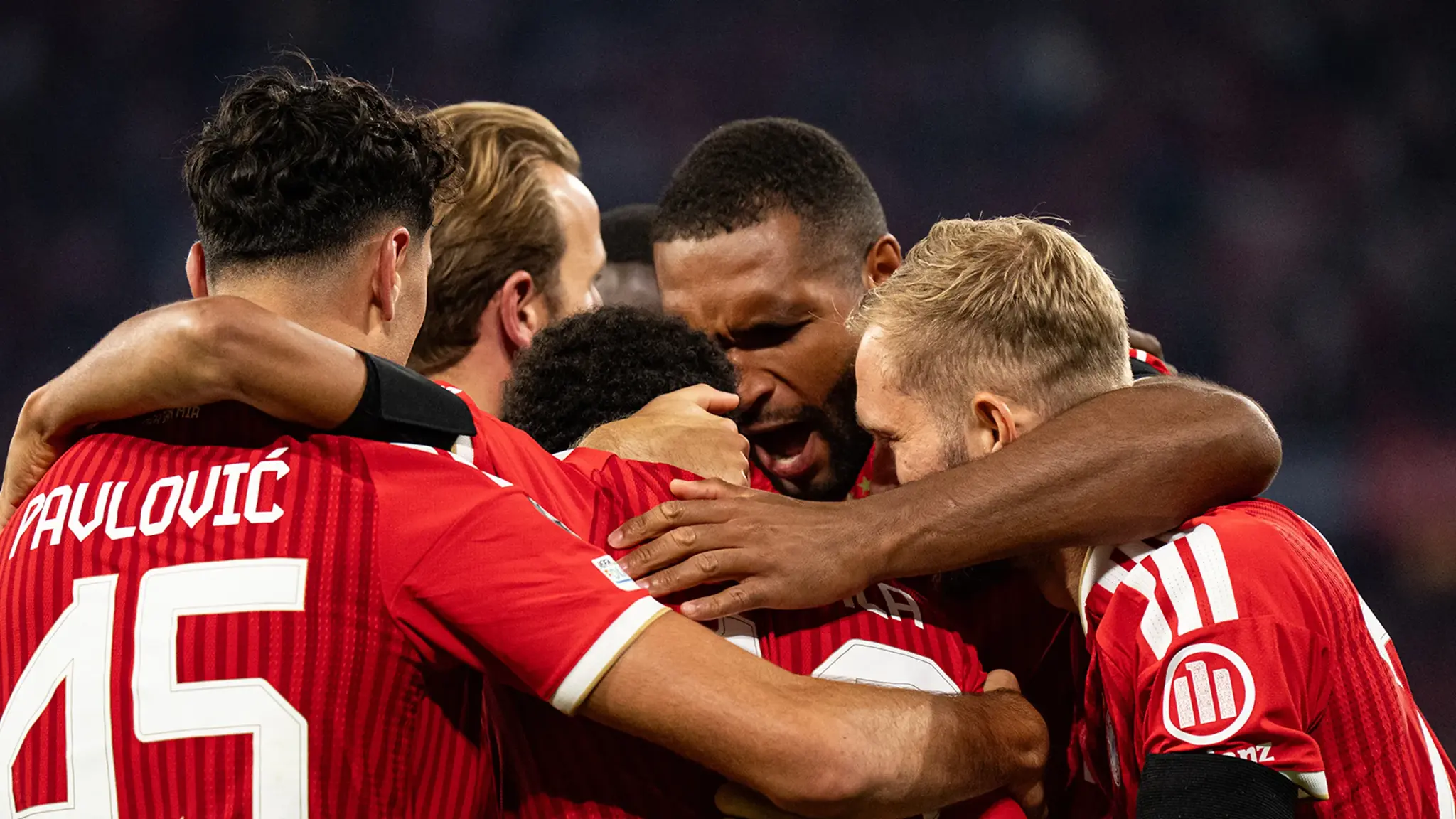 Spieler des FC Bayern feiern beim Champions League Spiel gegen Bodo Glimt 