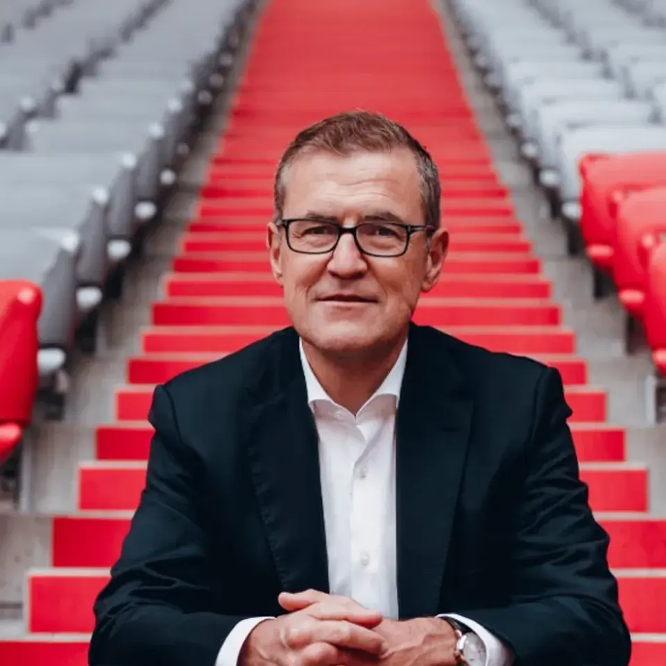 Jan-Christian Dreesen, Vorstandsvorsitzender des FC Bayern München, auf der Tribüne der Allianz Arena