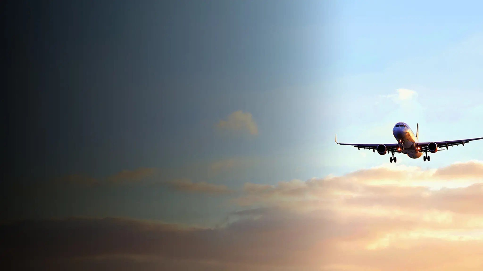 Passagierflugzeug im Flug über den Wolken in den Sonnenuntergang