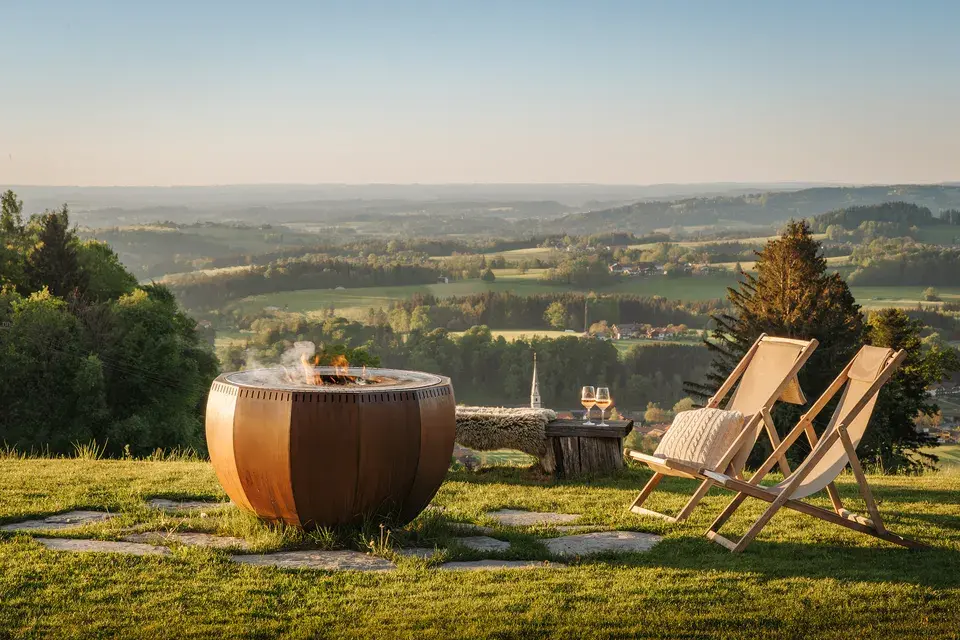 Liegestuhl mit Blick auf Natur des Chiemgaus