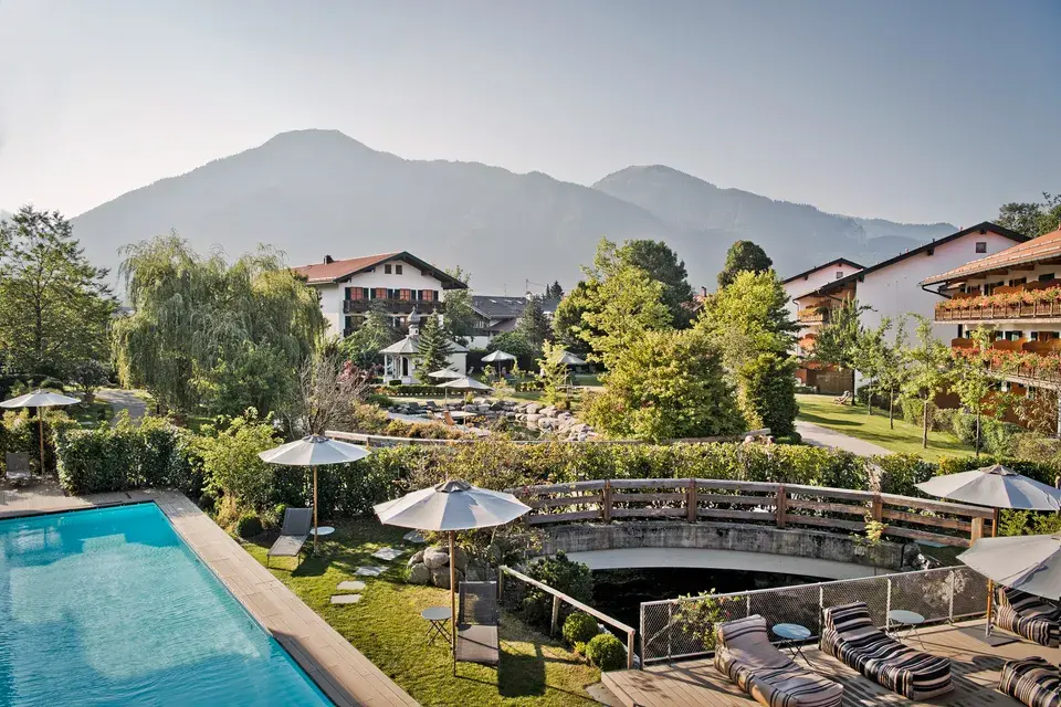 Hotel Baichmair Außenansicht mit Park und Pool