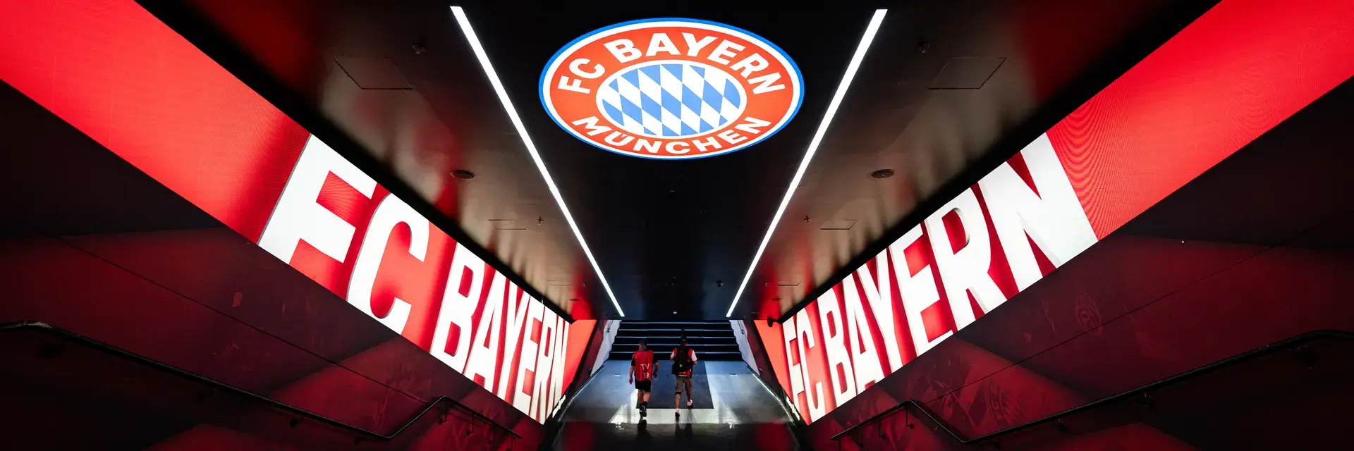 Der beleuchtete Spielertunnel des FC Bayern führt über eine Treppe in den Innenraum der Allianz Arena.