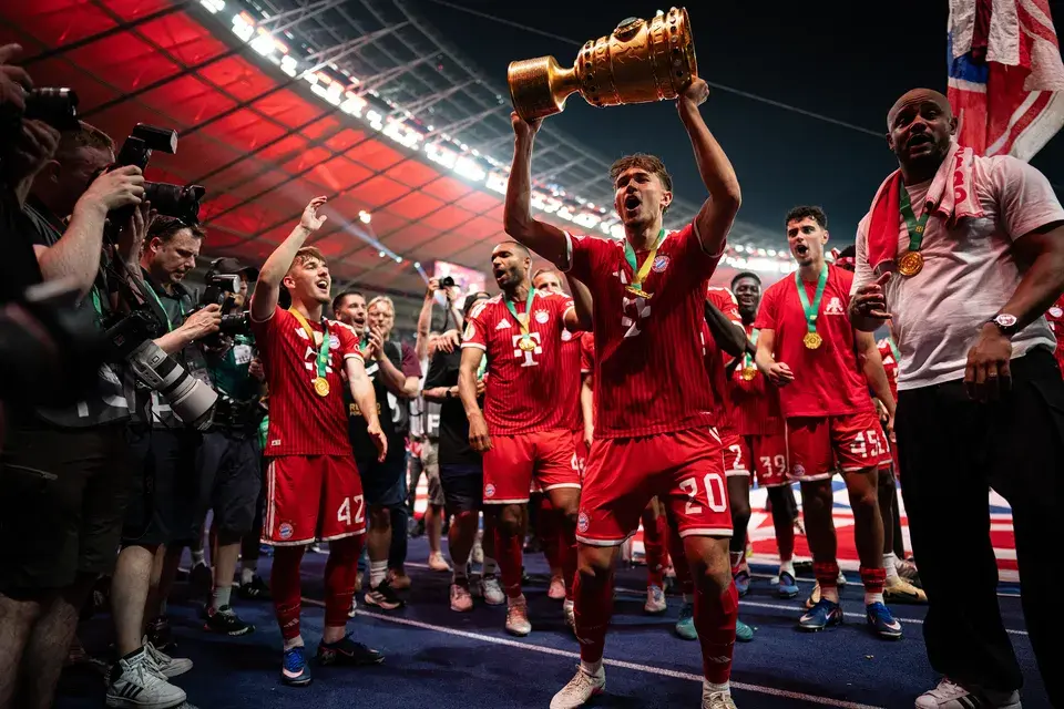 Tom Bischof hält den Pokal in die Höhe und feiert mit dem Team im Stadion