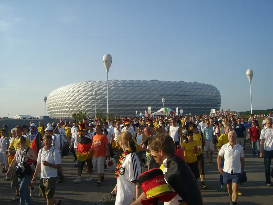 Fans auf dem Weg zu einem Spiel der deutschen Fußball-Nationalmannschaft in der Allianz Arena