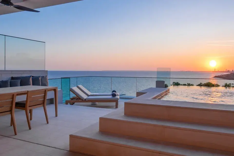 Dachterrasse mit privatem Pool, Liegen und Sonnenuntergang