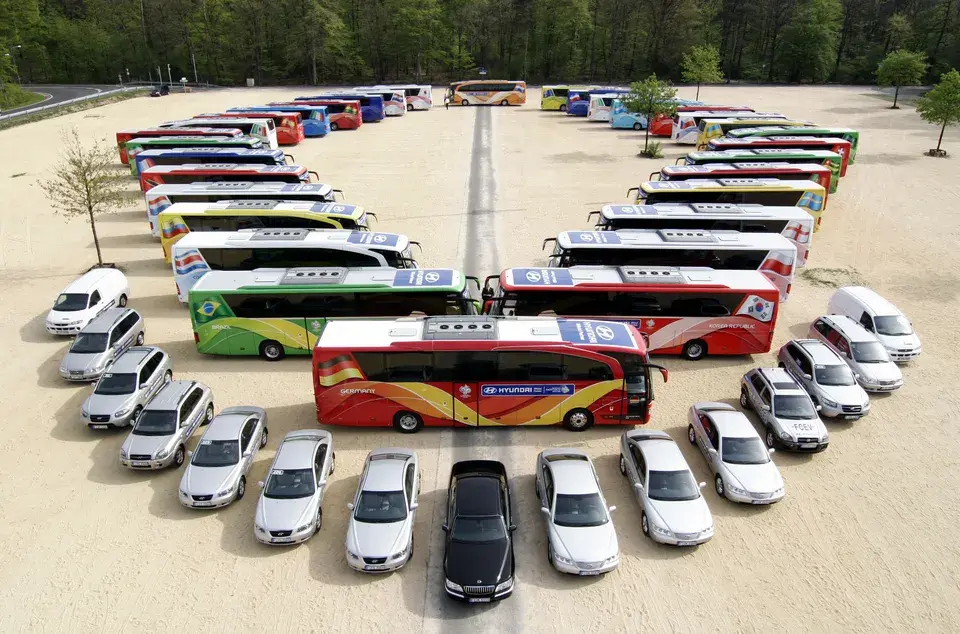 Mannschaftsbusse der teilnehmenden Nationalteams bei der Fußball-Weltmeisterschaft 2006 in Deutschland