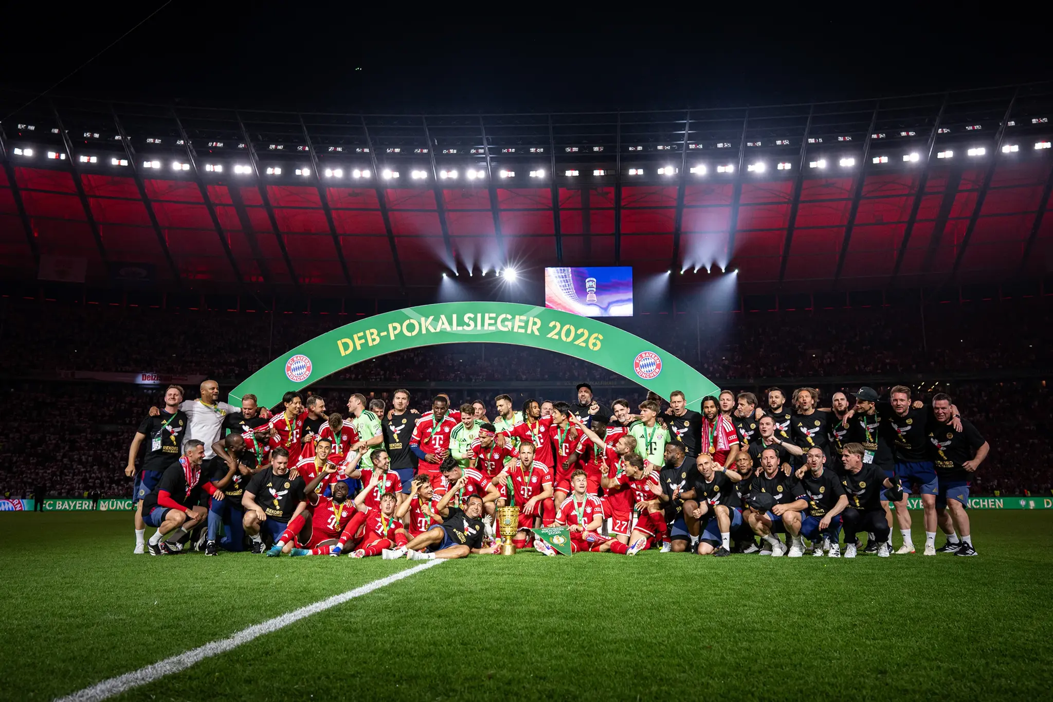 Mannschaftsfoto mit DFB-Pokal nach Titelgewinn