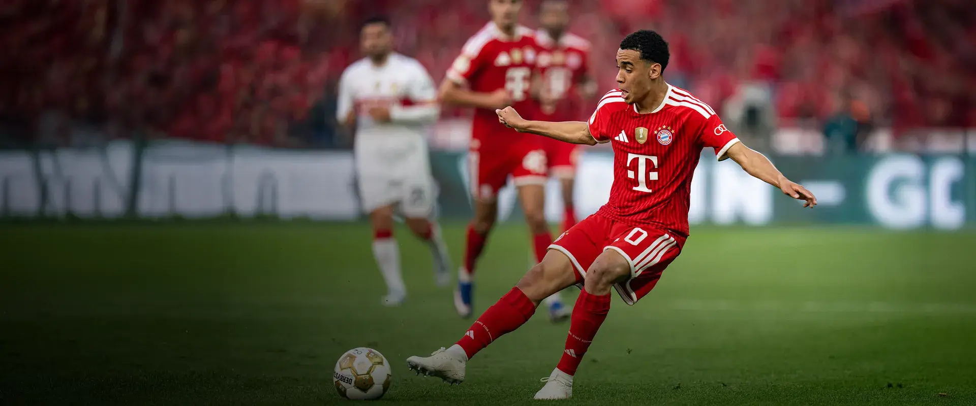 Jamal Musiala vom FC Bayern München beim Torschuss im DFB-Pokalfinale