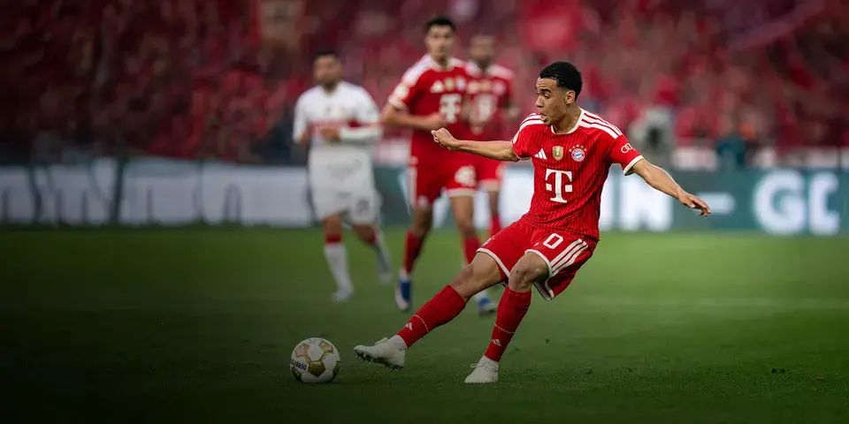 Jamal Musiala vom FC Bayern München beim Torschuss im DFB-Pokalfinale