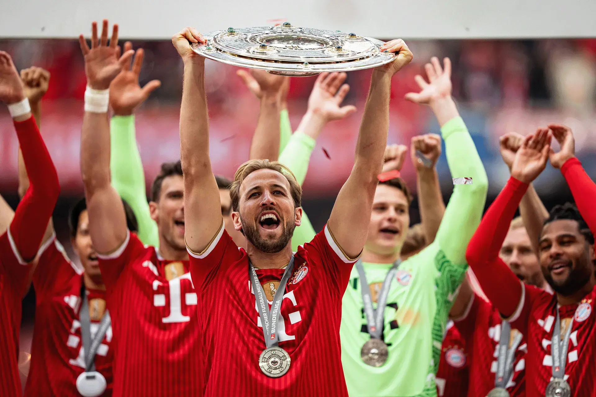 Harry Kane hält bei der Meisterfeier des FC Bayern die Meisterschale in die Höhe