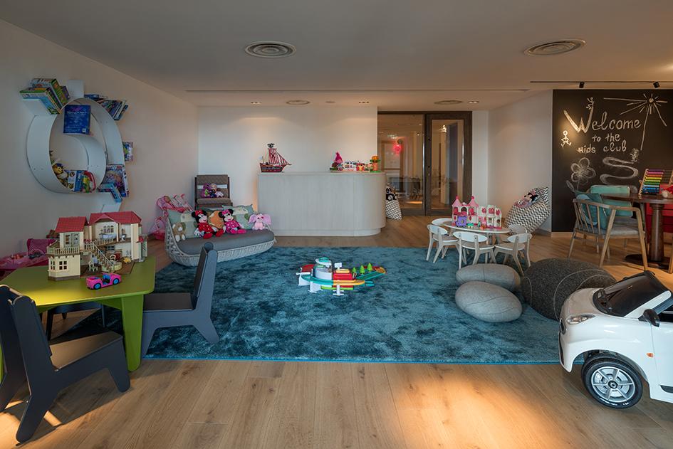 Kids Club im AMARA mit Spielzeug, kleinen Tischen, Sitzgelegenheiten und Spielbereichen für Kinder