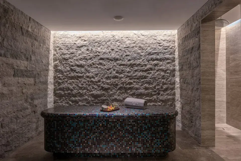 Mosaic Behandlungsraum im Thermal-Bereich mit dezenter Beleuchtung
