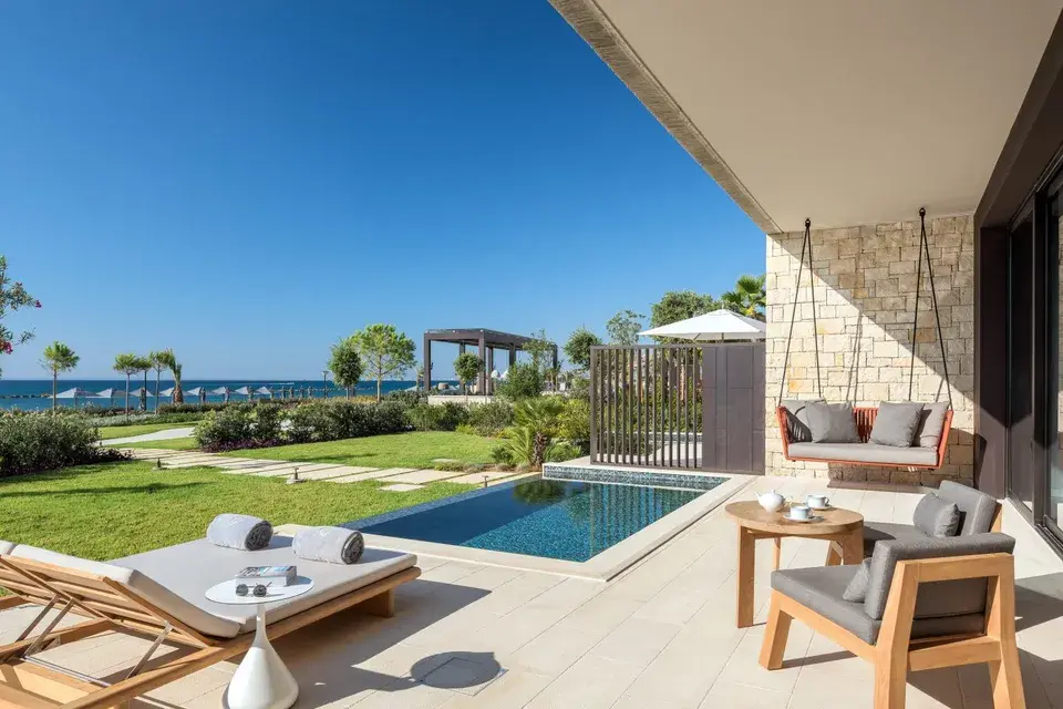 Cabana mit Terrasse, Bäumen und Blick auf das Meer
