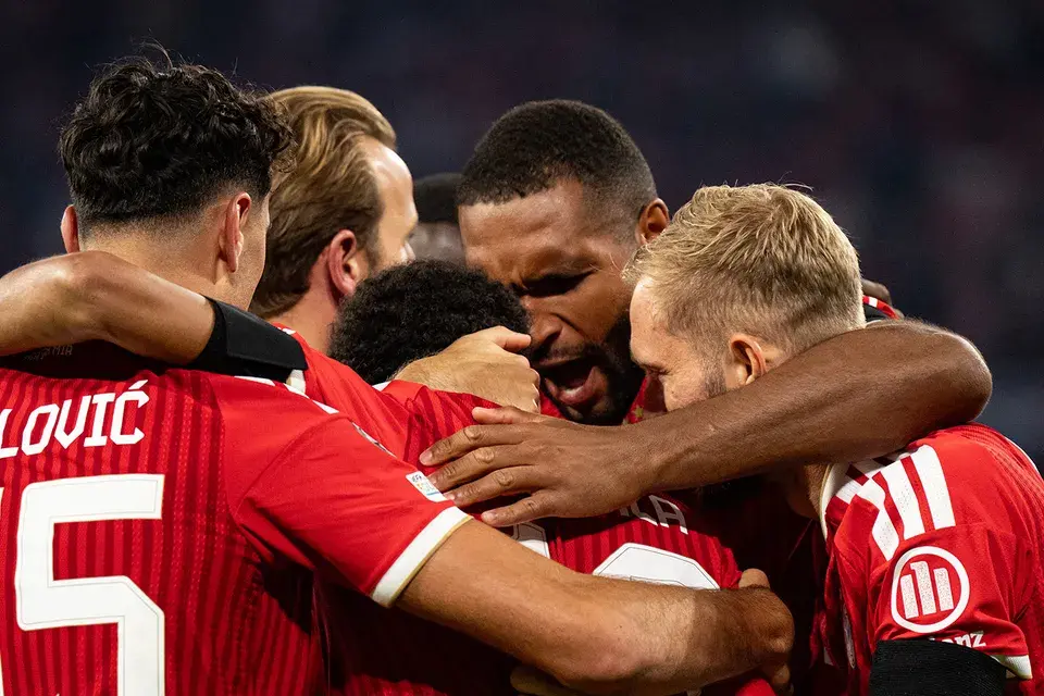 Spieler des FC Bayern feiern beim Champions League Spiel gegen Bodo Glimt