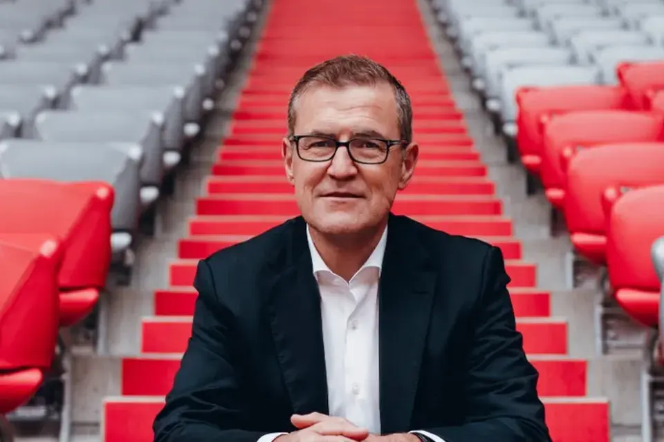 Jan-Christian Dreesen, Vorstandsvorsitzender des FC Bayern München, auf der Tribüne der Allianz Arena